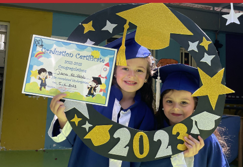 Deux élèves de maternelle avec leur diplôme